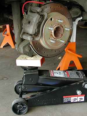 Support under rear shock